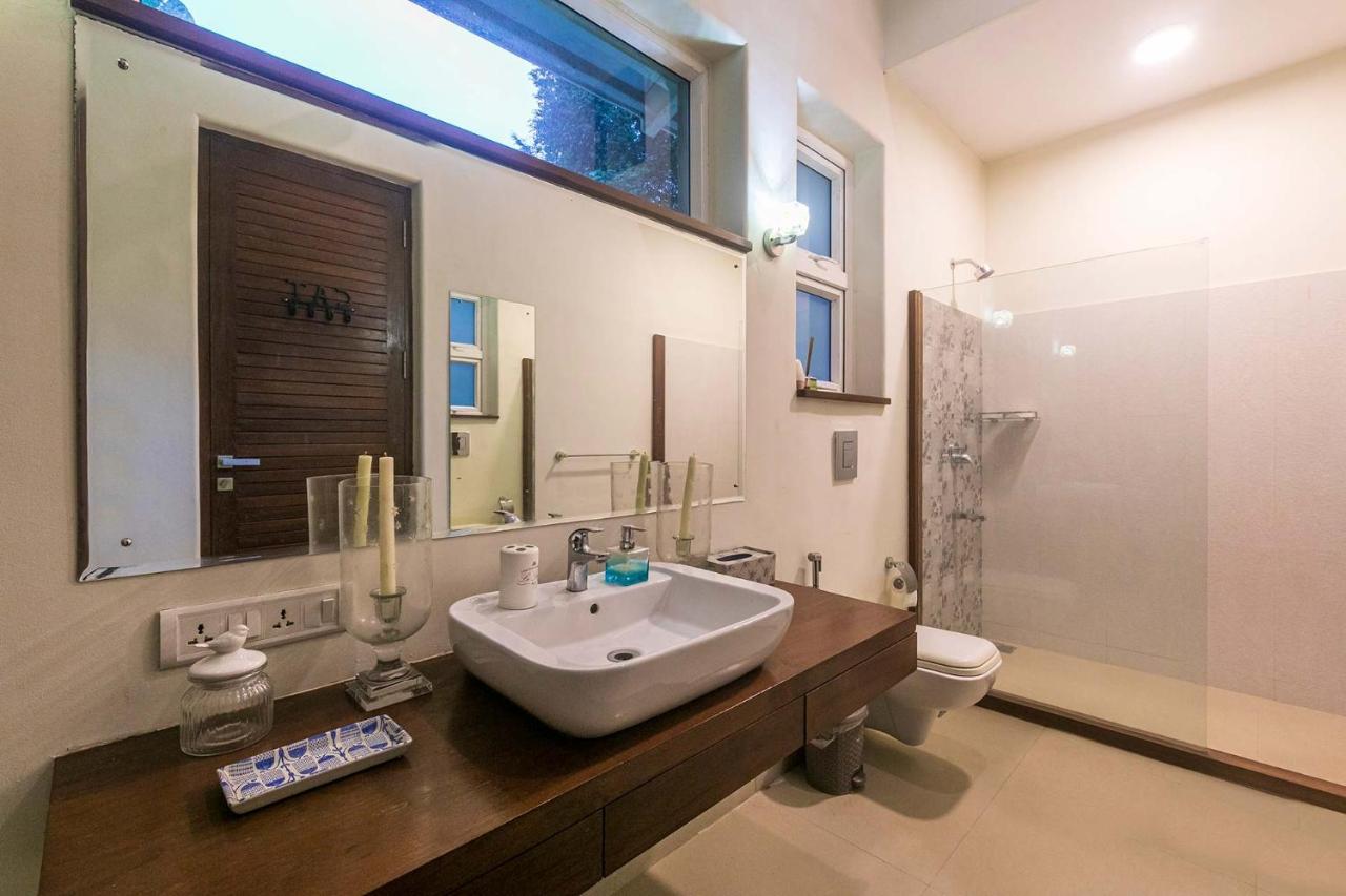 אליבג Hamptons Charm By Stayvista Luxury 5Br With Pool, Lawn & Table Tennis מראה חיצוני תמונה