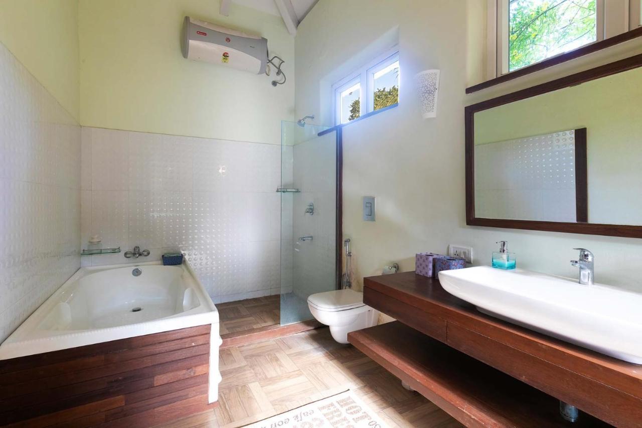 אליבג Hamptons Charm By Stayvista Luxury 5Br With Pool, Lawn & Table Tennis מראה חיצוני תמונה