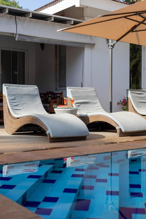 אליבג Hamptons Charm By Stayvista Luxury 5Br With Pool, Lawn & Table Tennis מראה חיצוני תמונה