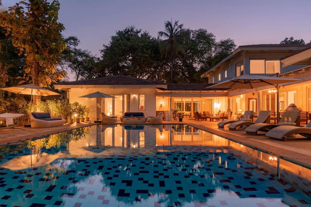 אליבג Hamptons Charm By Stayvista Luxury 5Br With Pool, Lawn & Table Tennis מראה חיצוני תמונה